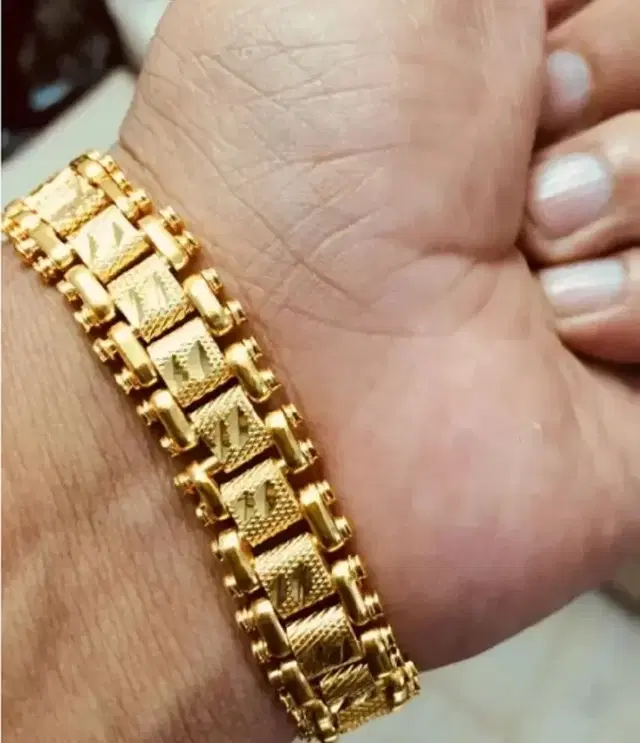 Gold Alloy Chain Bracelet for Men (Free Size)
