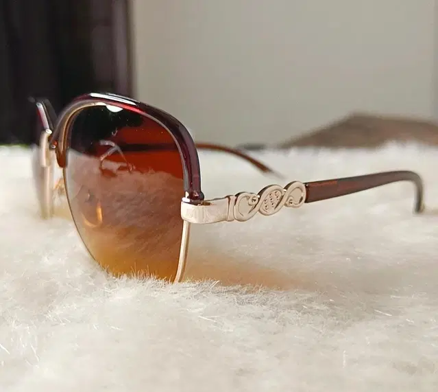 UV Protected Stylish Sunglass for Women (Brown)