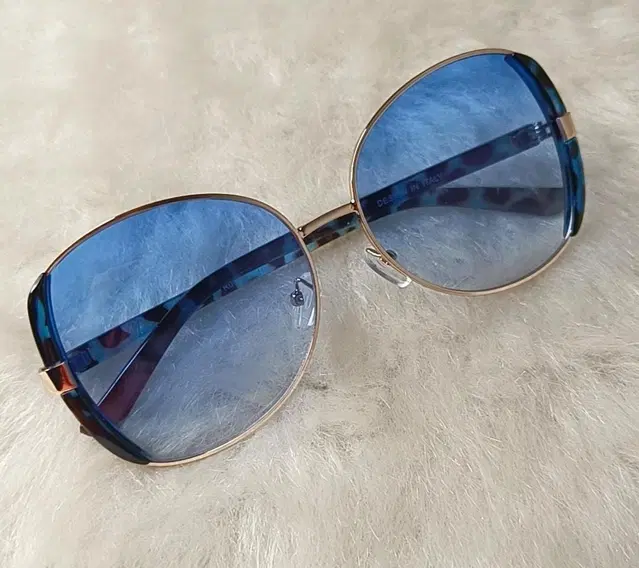 UV Protected Stylish Sunglass for Women (Blue)