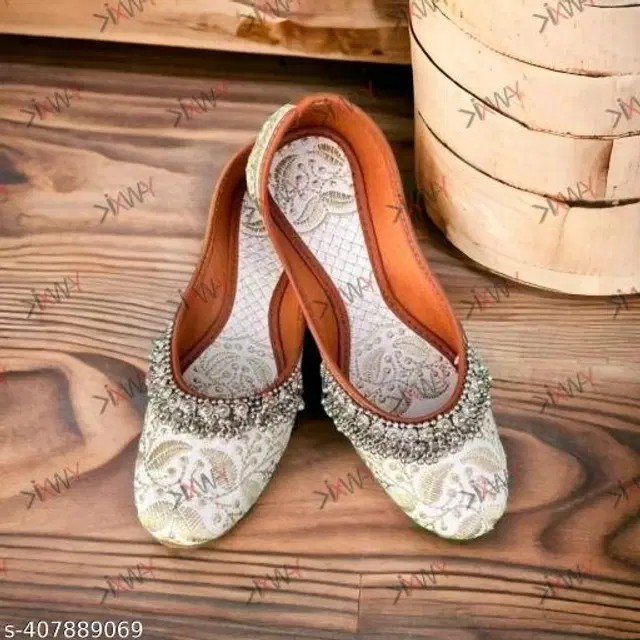 Juttis for Women (White, 4)