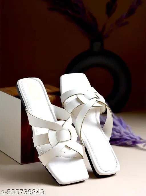 Shoetopia Girls Solid White Sandals - Size 3.0