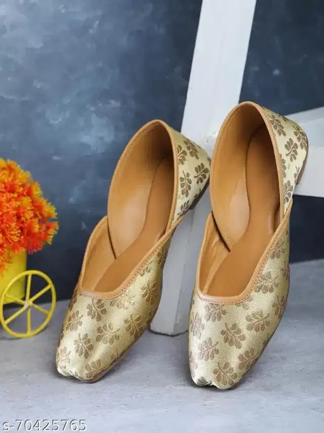 Juttis for Women (Golden, 3)