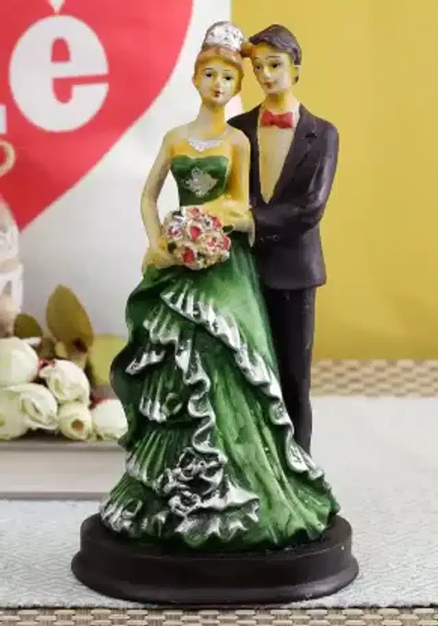 Polyresin Loving Couple Showpiece, Multicolor, 22 cm