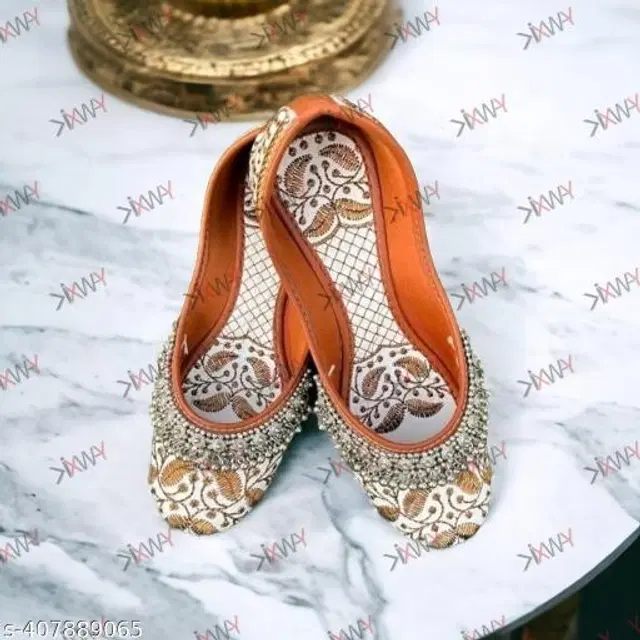 Juttis for Women (White, 4)