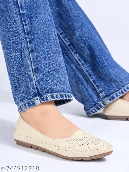 Shoetopia Cream Ballerinas (Size 8.0)