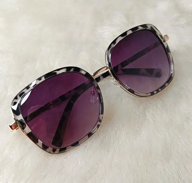 UV Protected Stylish Sunglass for Women (Black)