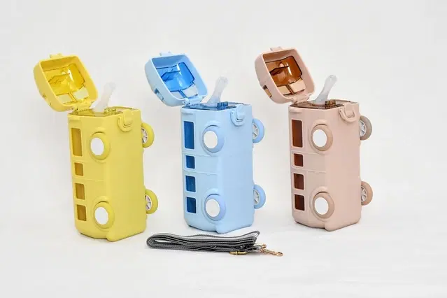 Plastic Bus Shape Sipper Bottle for Kids, Multicolor (1000 ml)
