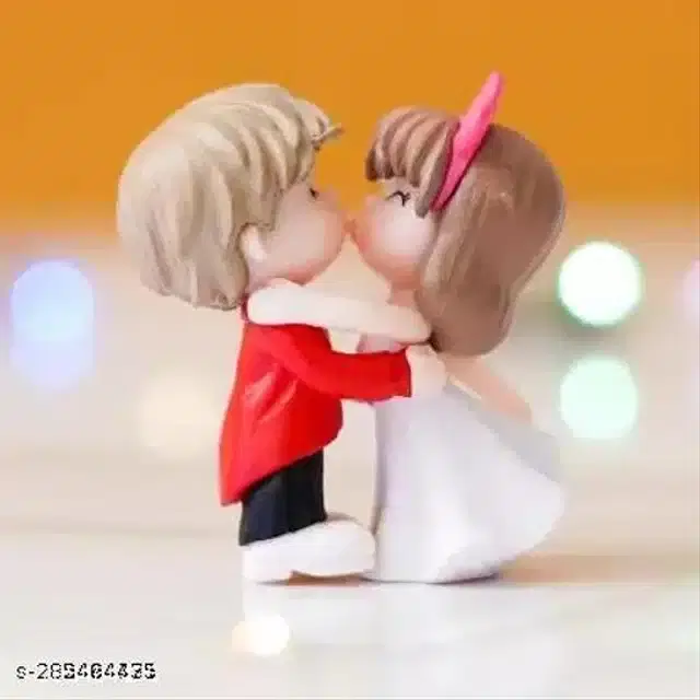 Plastic Romantic Love Couple Miniature Showpiece, Multicolor