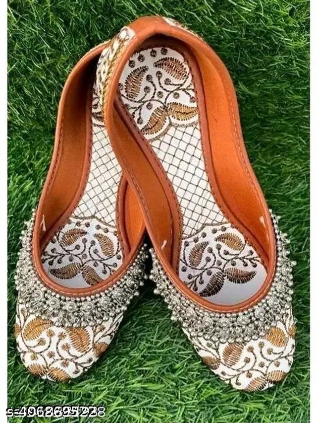 Juttis for Women (White, 8)