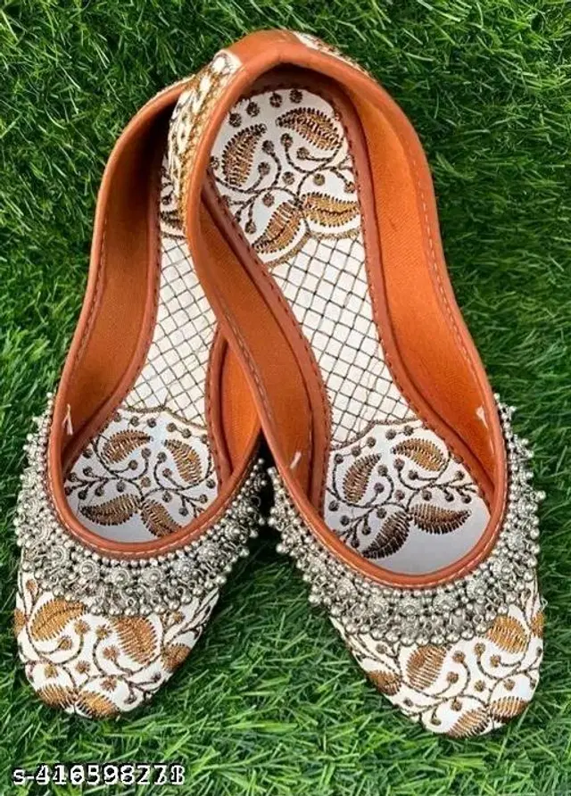Juttis for Women (White, 7)