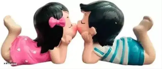Plastic Kissing Couple Showpiece, Multicolor
