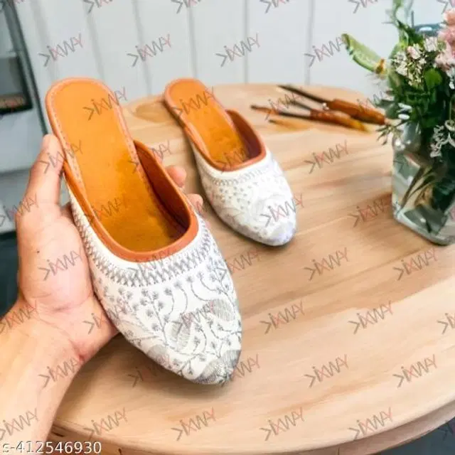 Juttis for Women (White, 4)