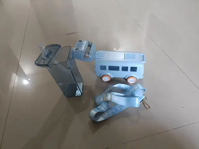 Plastic Bus Shape Sipper Bottle for Kids, Multicolor (1000 ml)