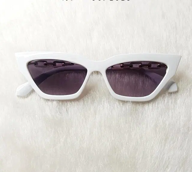 UV Protected Stylish Sunglass for Women (White)