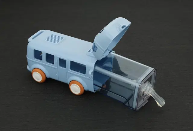 Plastic Bus Shape Sipper Bottle for Kids, Multicolor (1000 ml)