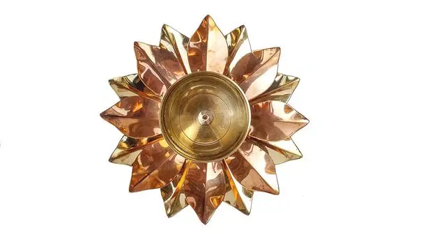 Heaven Decor Brass And Copper Kamalpatta Akhand Diya 5 Inch Dia, A083