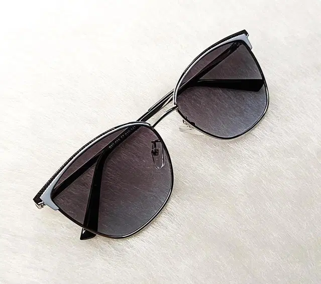 UV Protected Stylish Sunglass for Women (Blue)