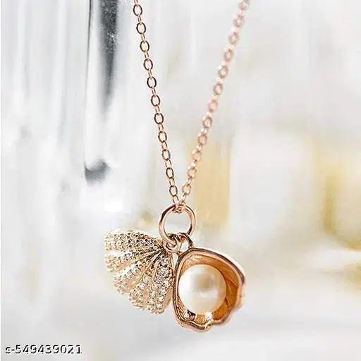 Sea Shell Necklace with a pearl