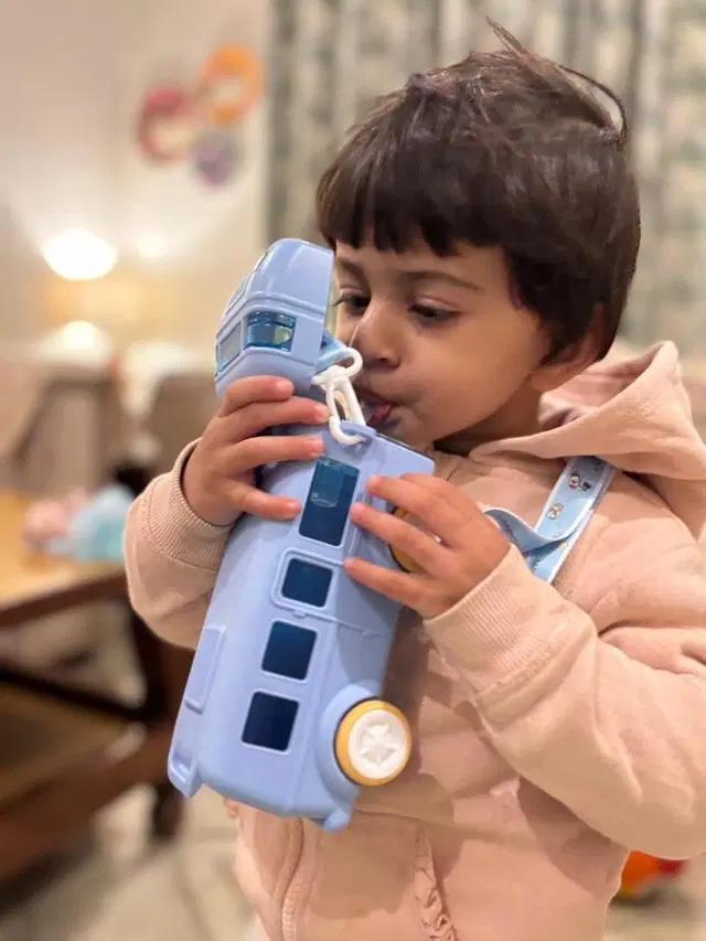 Plastic Bus Shape Sipper Bottle for Kids, Multicolor (1000 ml)